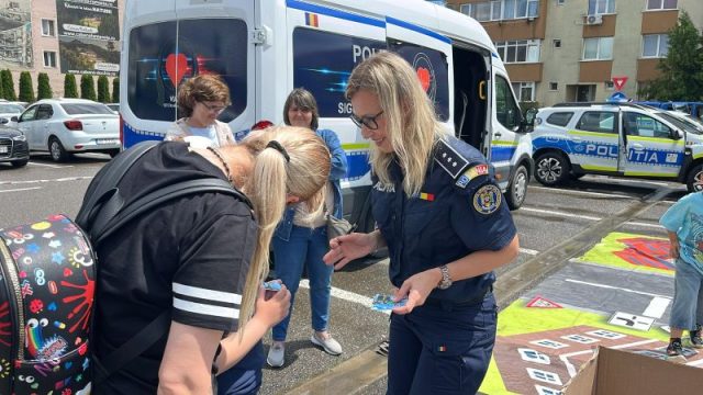 Polițiștii, jandarmii și pompierii, la joacă cu copiii la Shopping City 7 14