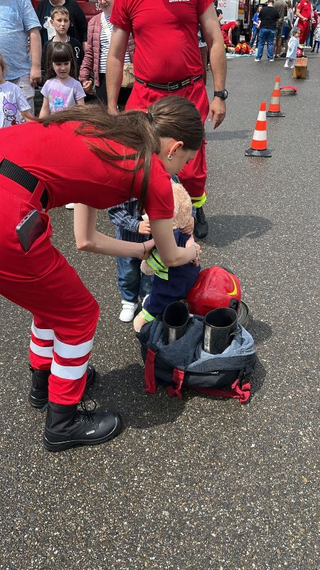 Polițiștii, jandarmii și pompierii, la joacă cu copiii la Shopping City 6 19