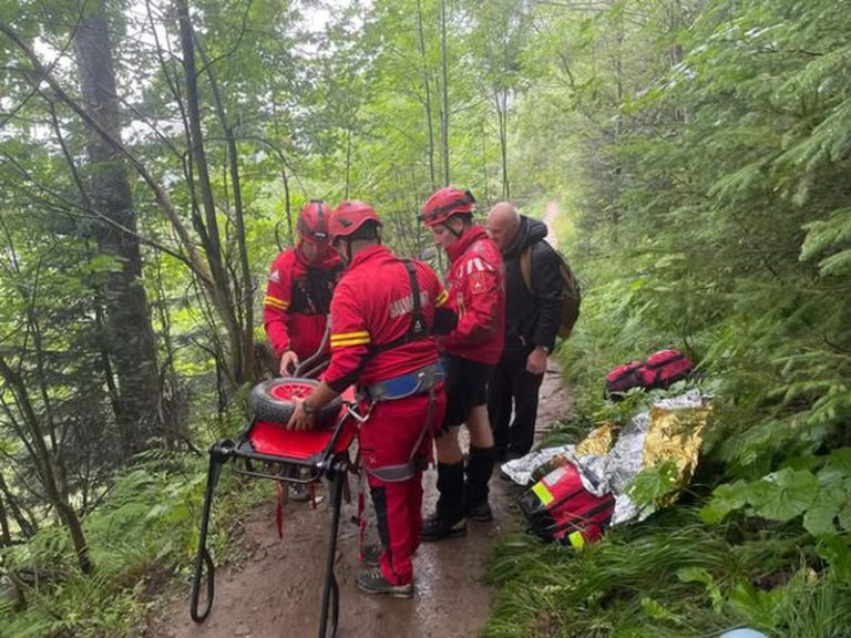 Excursie transformată în coșmar: două copile salvate de Salvamont de pe Ceahlău, în frig și vizibilitate redusă WhatsApp Image 2026 06 01 at 09.44.44