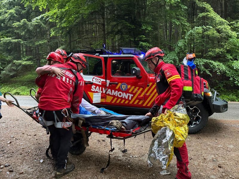 Excursie transformată în coșmar: două copile salvate de Salvamont de pe Ceahlău, în frig și vizibilitate redusă 3 WhatsApp Image 2026 06 01 at 09.44.51
