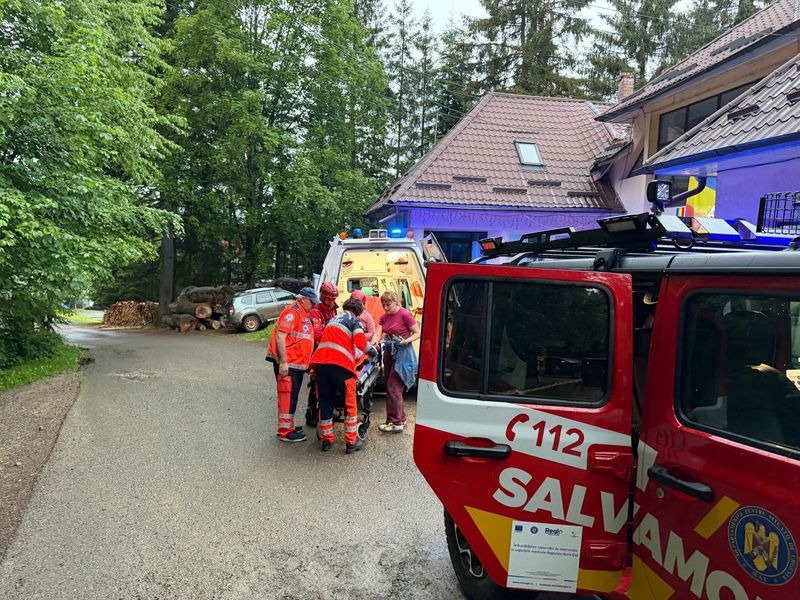 Excursie transformată în coșmar: două copile salvate de Salvamont de pe Ceahlău, în frig și vizibilitate redusă 2 WhatsApp Image 2026 06 01 at 09.45.00