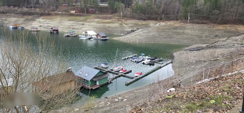 Deranj mare pe lacul Izvorul Muntelui – se caută fose septice și butoaie de plastic și de tablă 1 WhatsApp Image 2026 06 03 at 09.44.55 3