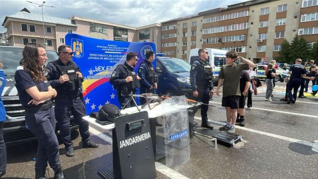 Polițiștii, jandarmii și pompierii, la joacă cu copiii la Shopping City 3 WhatsApp Image 2026 06 07 at 12.27.34