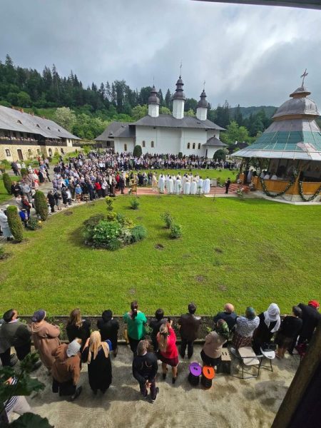 Călin Georgescu- baie de mulțime la Hramul Mănăstirii Almaș WhatsApp Image 2026 06 08 at 11.14.22