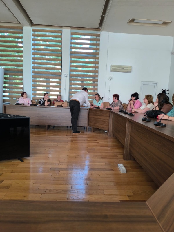 Foto. Comercianții din Târgu-Neamț, față în față cu primarul după scumpirea taxei la gunoi 3 WhatsApp Image 2026 06 09 at 13.54.15 2