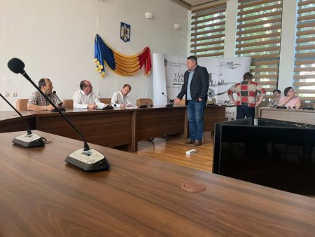 Foto. Comercianții din Târgu-Neamț, față în față cu primarul după scumpirea taxei la gunoi WhatsApp Image 2026 06 09 at 13.54.15