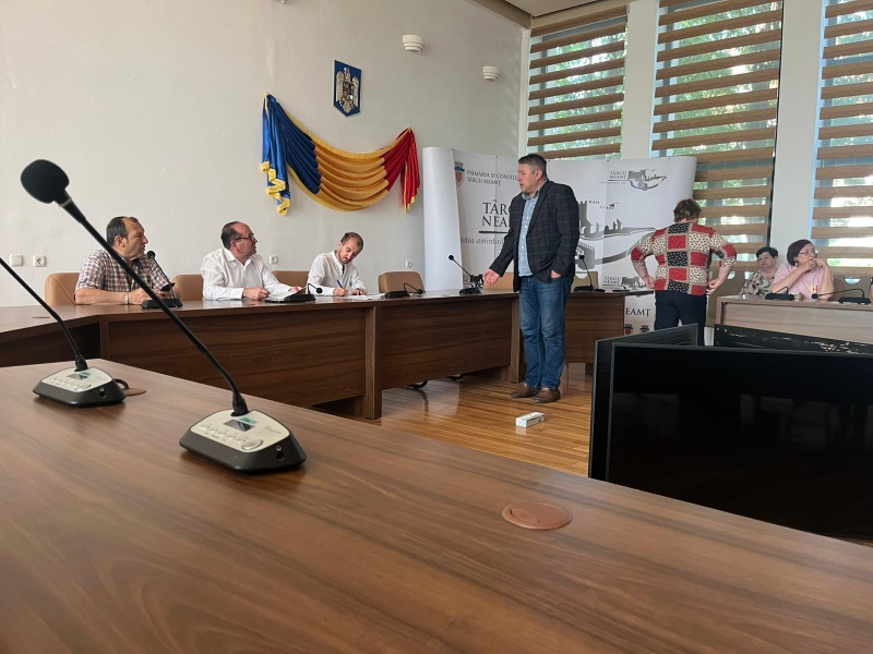Foto. Comercianții din Târgu-Neamț, față în față cu primarul după scumpirea taxei la gunoi 1 WhatsApp Image 2026 06 09 at 13.54.15