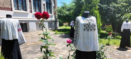VIDEO. Expoziția „Grădina cu ii” a adus în fața publicului 20 de costume autentice WhatsApp Image 2026 06 22 at 07.51.26