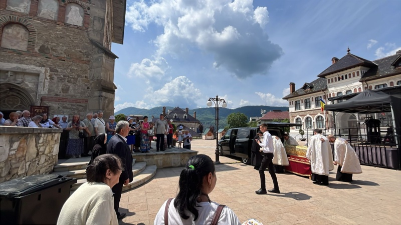 Video-foto. Moaștele Sfântului Cuvios Părinte Cleopa au fost aduse la „Catedrala Sf. Ioan Domnesc” din Piatra-Neamt 2 WhatsApp Image 2026 06 23 at 11.56.33