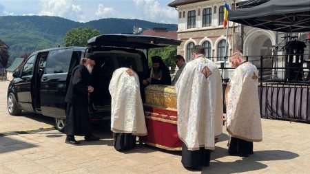 Video-foto. Moaștele Sfântului Cuvios Părinte Cleopa au fost aduse la „Catedrala Sf. Ioan Domnesc” din Piatra-Neamt WhatsApp Image 2026 06 23 at 11.56.42