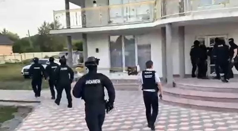 Percheziții în Neamț, Bacău și Ilfov pentru acuzații de șantaj, camătă și tăinuire