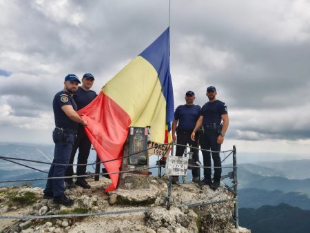VIDEO-FOTO. O altfel de misiune a jandarmilor. Drapelul Național a fost arborat la cota 1904, pe Vârful Toaca, în Ceahlău WhatsApp Image 2026 06 26 at 09.35.57