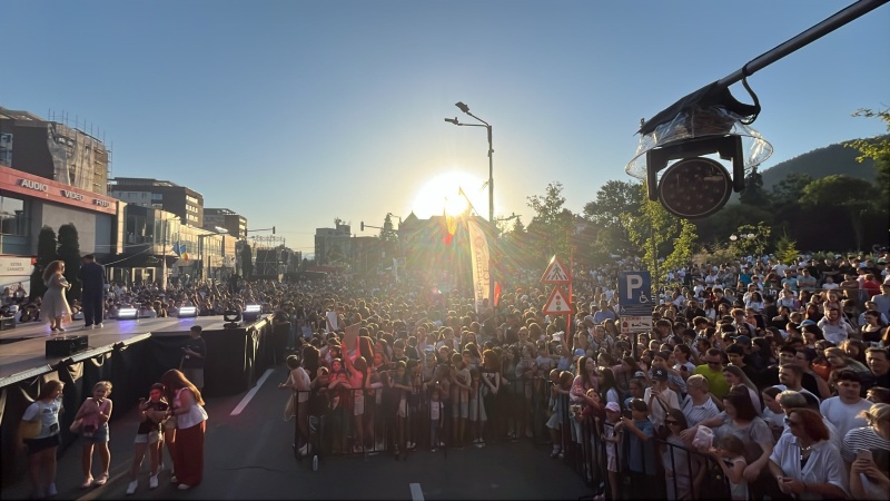VIDEO. Piatra Fest 2026: ziua a treia – mii de persoane au fost prezente la seara dedicată tineretului și energiei 4 WhatsApp Image 2026 06 27 at 20.04.33 1