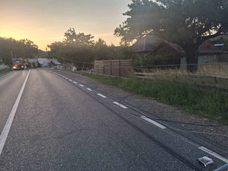 Accident grav la Pipirig. Trafic blocat temporar pe DN15B - un TIR s-a răsturnat și a acroșat o țeavă de gaze 2 WhatsApp Image 2026 06 29 at 08.55.29
