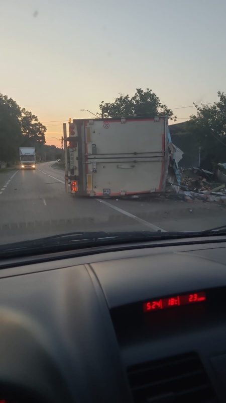 Accident grav la Pipirig. Trafic blocat temporar pe DN15B - un TIR s-a răsturnat și a acroșat o țeavă de gaze 3 WhatsApp Image 2026 06 29 at 08.55.44