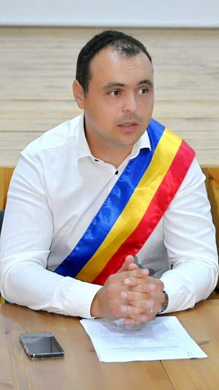 BORLEȘTI„Atragerea de fonduri este prioritară, altfel nu ne putem dezvolta” / interviu cu primarul George Mutu borlesti primar 01 resize