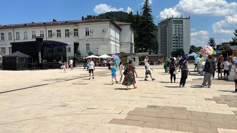 „Tărâmul Copiilor” a adus bucurie pe platoul Curții Domnești din Piatra Neamț 2 copii