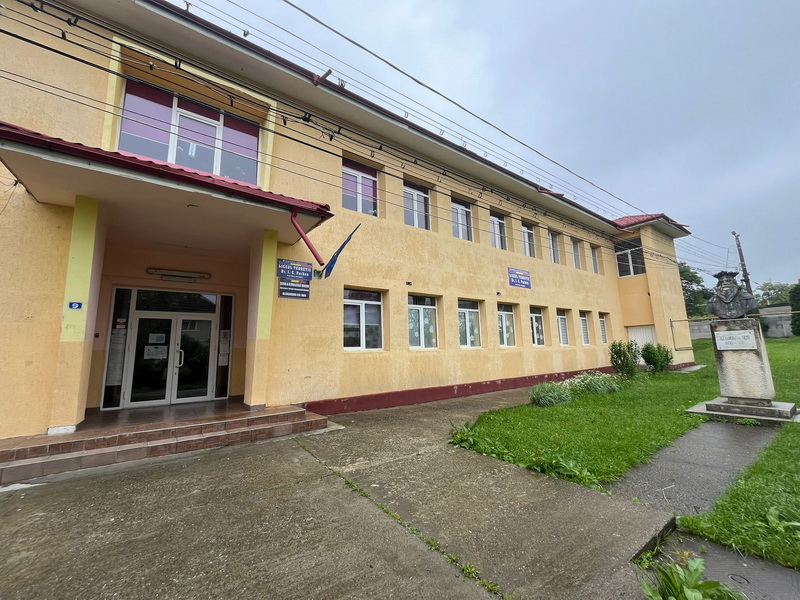 Liceul Teoretic „Dr. I.C. Parhon” Alexandru cel Bun – o șansă pentru toți la educație! 1 lic parhon cladirea resize
