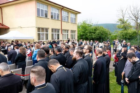 Liceul Teologic Ortodox „Sfinții Împărați Constantin și Elena” Piatra-Neamț la ”30 de ani de slujire, educație și credință” liceu teologic preoti resize