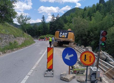 Atenție șoferi! Lucrări de consolidare pe DN12 C în Bicaz- Chei. Se circulă, alternativ, pe un singur sens lucrari bicaz chei