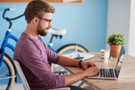 Tehnologie și relaxare: cum influențează mediul online obiceiurile de petrecere a timpului liber man working laptop home