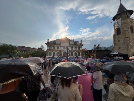 A început procesiunea cu Moaștele Sfântului Cuvios Părinte Cleopa la Piatra Neamț procesiune 2 n