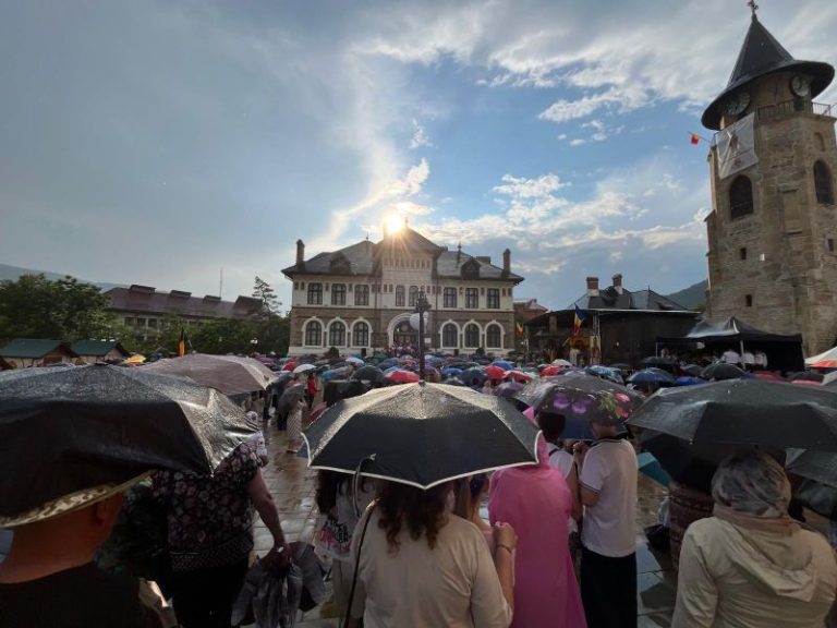 A început procesiunea cu Moaștele Sfântului Cuvios Părinte Cleopa la Piatra Neamț procesiune 2 n