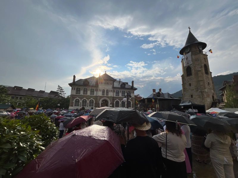 A început procesiunea cu Moaștele Sfântului Cuvios Părinte Cleopa la Piatra Neamț 3 procesiune n