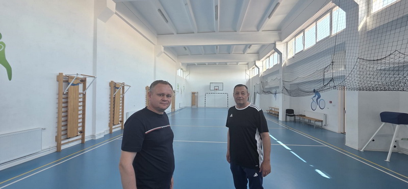 Elevii din comuna Borlești au o bijuterie de școală și rezultate de excepție la concursuri și examene 4 scoala borlesti directorul cu fostul director Ionel Patrunjel resize