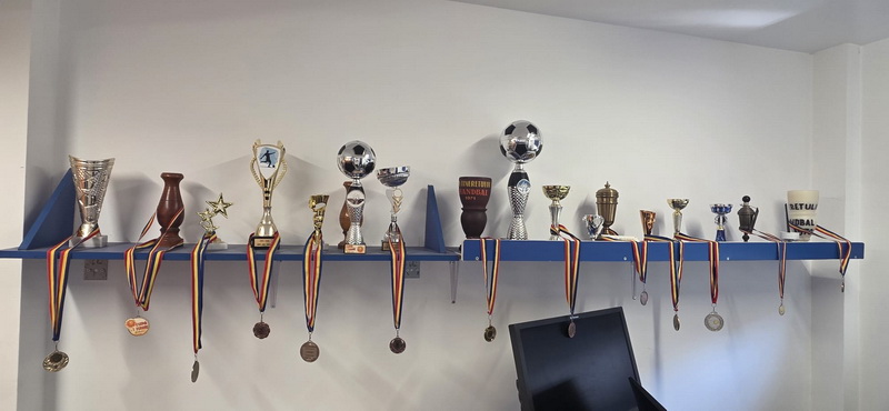 Elevii din comuna Borlești au o bijuterie de școală și rezultate de excepție la concursuri și examene 5 scoala borlesti medalii sportivi resize