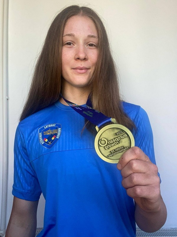 Canotorii de la CS Ceahlăul Piatra Neamț, pe podiumul Campionatului European de Juniori din Germania 7 Bordanc Ana resize
