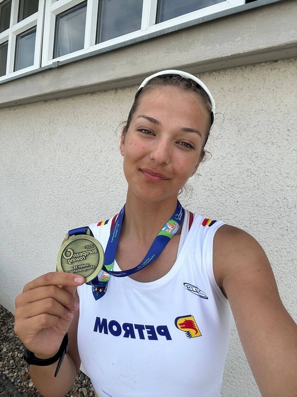 Canotorii de la CS Ceahlăul Piatra Neamț, pe podiumul Campionatului European de Juniori din Germania 9 Cazacu Angela resize