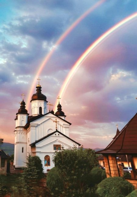 Un fenomen optic și meteo spectaculos a fost surprins la Altarul din Poiana Liniștii. Autor este starețul lăcașului de cult WhatsApp Image 2026 07 08 at 13.19.38 2