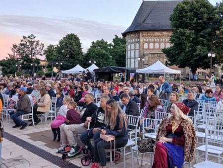 Imagini de la a patra seară a „Vacanțelor Muzicale” de pe Platoul Curții Domnești din Piatra Neamț WhatsApp Image 2026 07 08 at 21.08.03 4