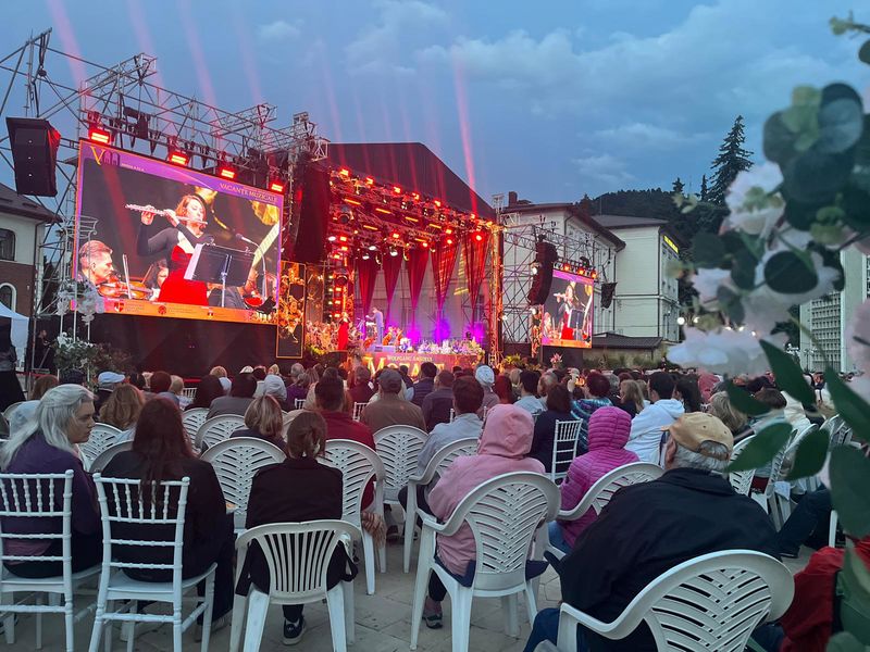 Mozart, pe Platoul Curții Domnești: public numeros la concertul Filarmonicii de Stat Sibiu, în ciuda vremii 1 WhatsApp Image 2026 07 10 at 08.52.10 3