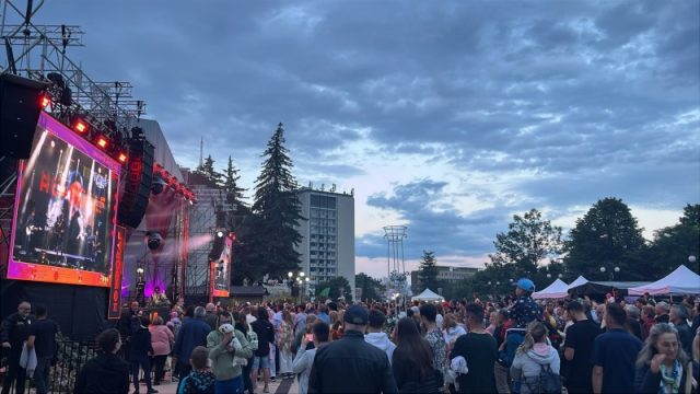 WhatsApp Image 2026 07 10 at 21.06.02 - Atmosferă superbă la concertul Holograf din Piatra Neamț