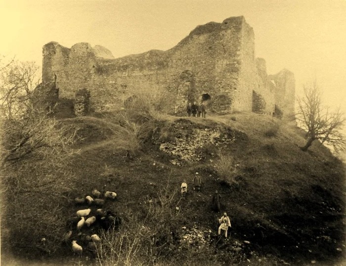 Despre fortăreața medievală Neamț, istorii mai puţin ştiute. „Ce de lucruri n-ar şti să povestească de-ar avea grai ruinele acestea!” WhatsApp Image 2026 07 11 at 13.11.45