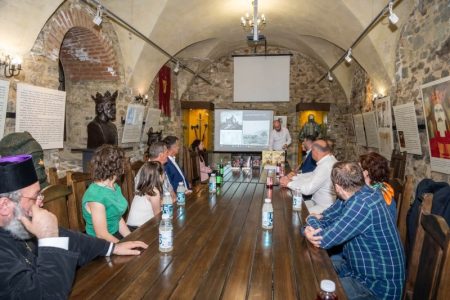 Sala de Sfat și Judecată, locul inedit de lansare a unui catalog istoric: „Cetatea Neamț în imagini” WhatsApp Image 2026 07 12 at 21.16.58