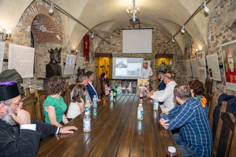 Sala de Sfat și Judecată, locul inedit de lansare a unui catalog istoric: „Cetatea Neamț în imagini” WhatsApp Image 2026 07 12 at 21.16.58