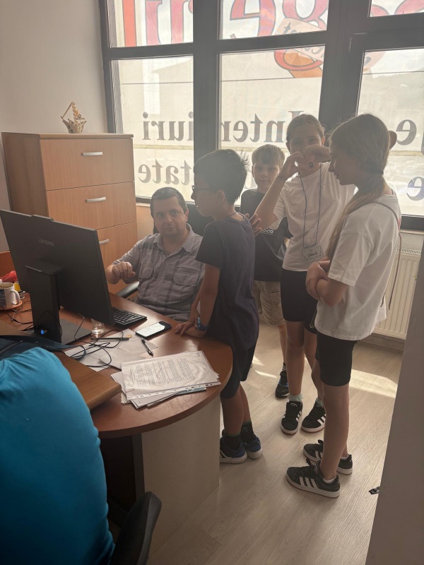 FOTO. Micii jurnaliști „invadează” Mesagerul de Neamț 4 WhatsApp Image 2026 07 16 at 11.33.00 1