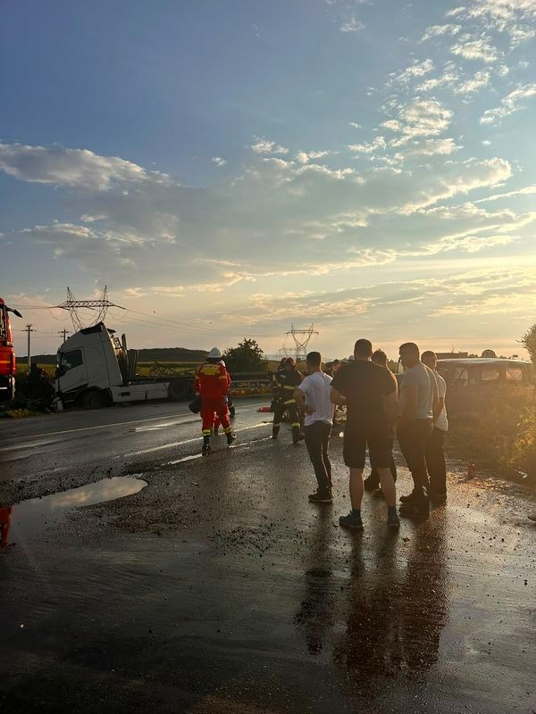VIDEO-FOTO. Accident cu 6 persoane implicate la Săbăoani. Autotren cu butelii, lovit de un autoturism pe E85 11 WhatsApp Image 2026 07 20 at 20.01.04 1