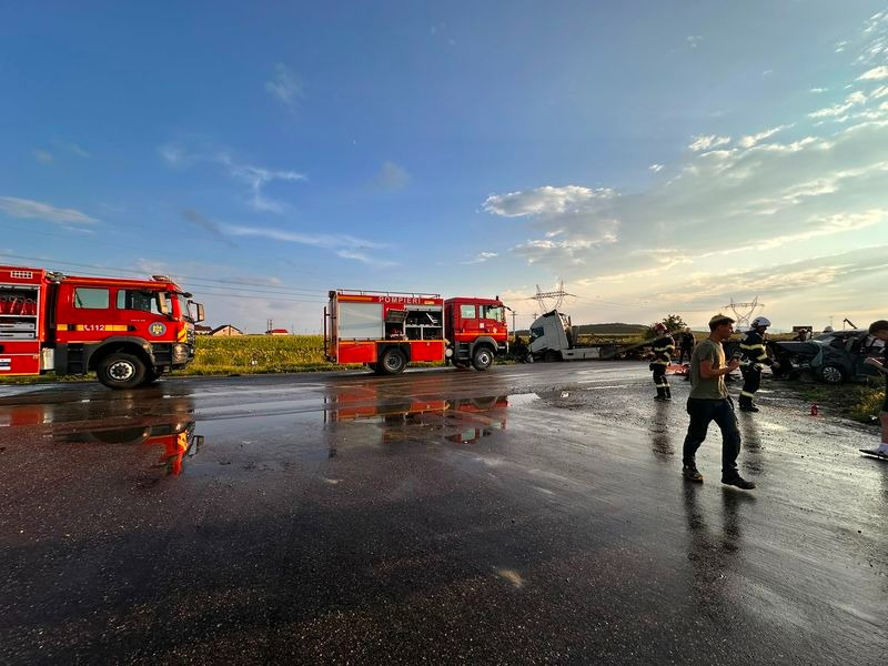 VIDEO-FOTO. Accident cu 6 persoane implicate la Săbăoani. Autotren cu butelii, lovit de un autoturism pe E85 16 WhatsApp Image 2026 07 20 at 20.01.04 2