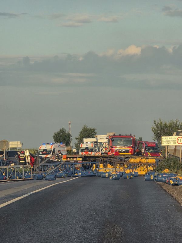 VIDEO-FOTO. Accident cu 6 persoane implicate la Săbăoani. Autotren cu butelii, lovit de un autoturism pe E85 14 WhatsApp Image 2026 07 20 at 20.01.05 1
