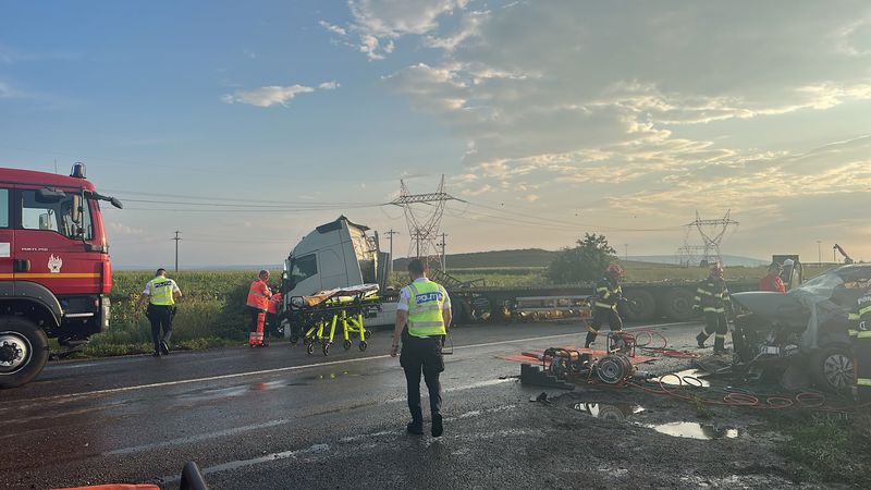 VIDEO-FOTO. Accident cu 6 persoane implicate la Săbăoani. Autotren cu butelii, lovit de un autoturism pe E85 12 WhatsApp Image 2026 07 20 at 20.01.05 2