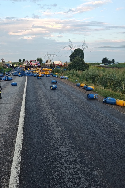 VIDEO-FOTO. Accident cu 6 persoane implicate la Săbăoani. Autotren cu butelii, lovit de un autoturism pe E85 7 WhatsApp Image 2026 07 20 at 21.25.07