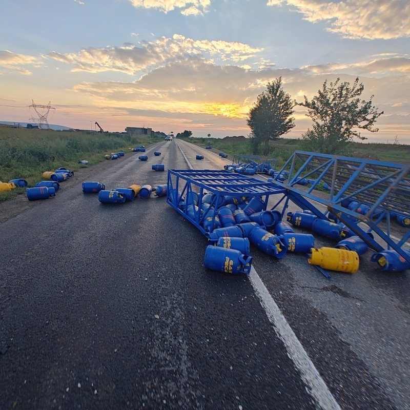VIDEO-FOTO. Accident cu 6 persoane implicate la Săbăoani. Autotren cu butelii, lovit de un autoturism pe E85 9 WhatsApp Image 2026 07 20 at 21.25.19 2