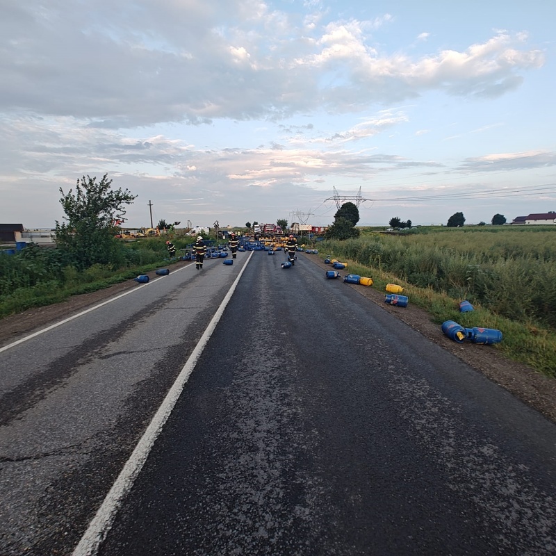 VIDEO-FOTO. Accident cu 6 persoane implicate la Săbăoani. Autotren cu butelii, lovit de un autoturism pe E85 10 WhatsApp Image 2026 07 20 at 21.25.19 3