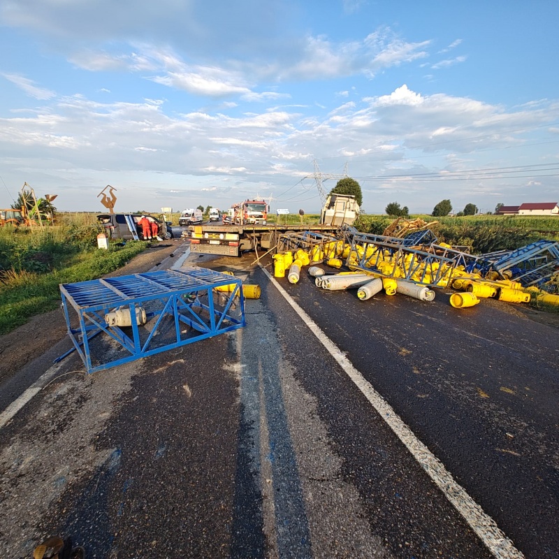 VIDEO-FOTO. Accident cu 6 persoane implicate la Săbăoani. Autotren cu butelii, lovit de un autoturism pe E85 1 WhatsApp Image 2026 07 20 at 21.25.19