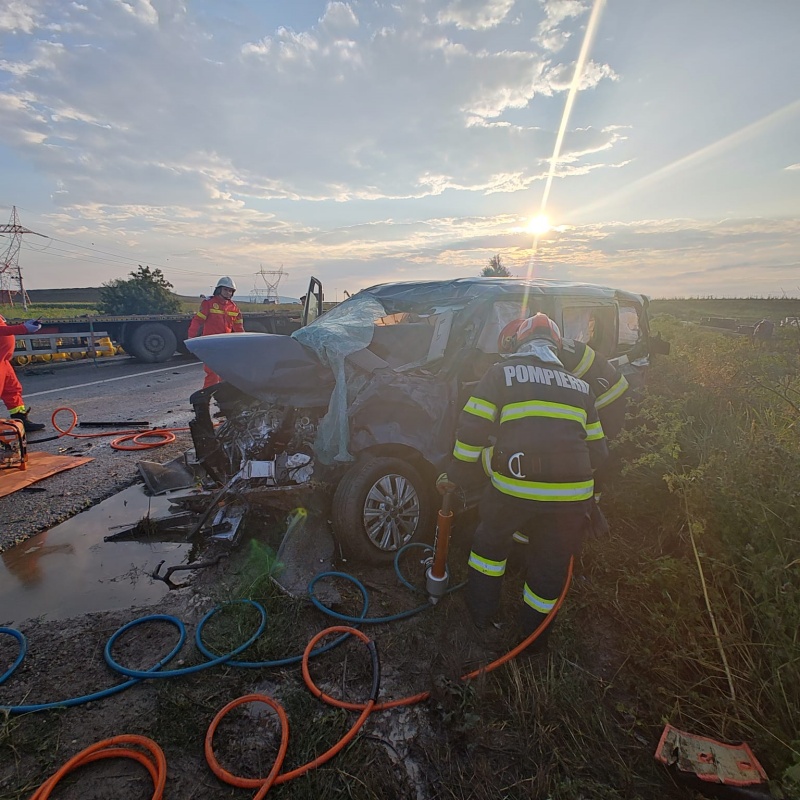 VIDEO-FOTO. Accident cu 6 persoane implicate la Săbăoani. Autotren cu butelii, lovit de un autoturism pe E85 2 WhatsApp Image 2026 07 20 at 21.25.20 1