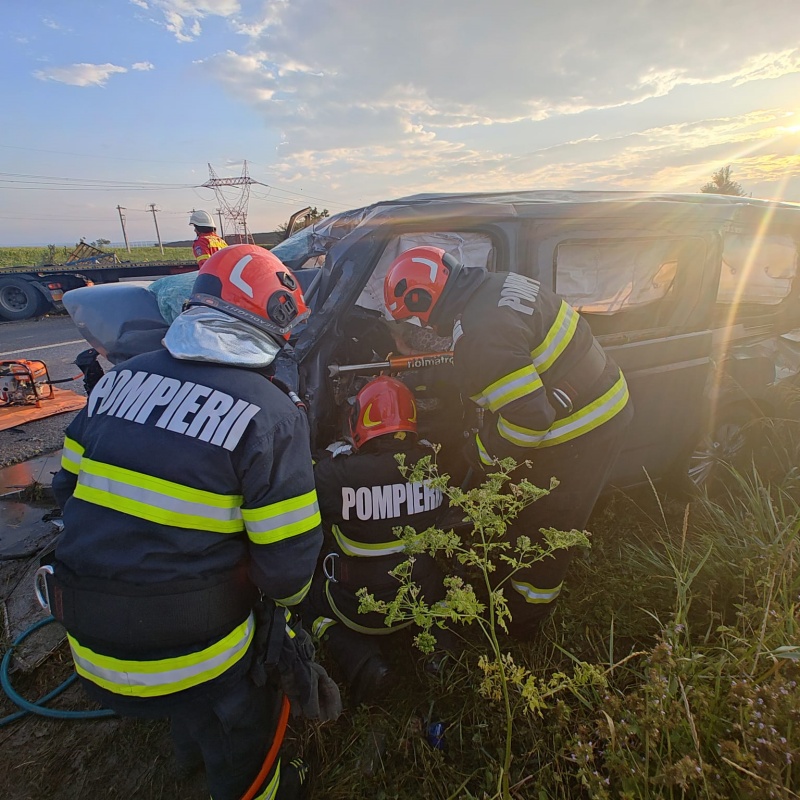 VIDEO-FOTO. Accident cu 6 persoane implicate la Săbăoani. Autotren cu butelii, lovit de un autoturism pe E85 5 WhatsApp Image 2026 07 20 at 21.25.20 4